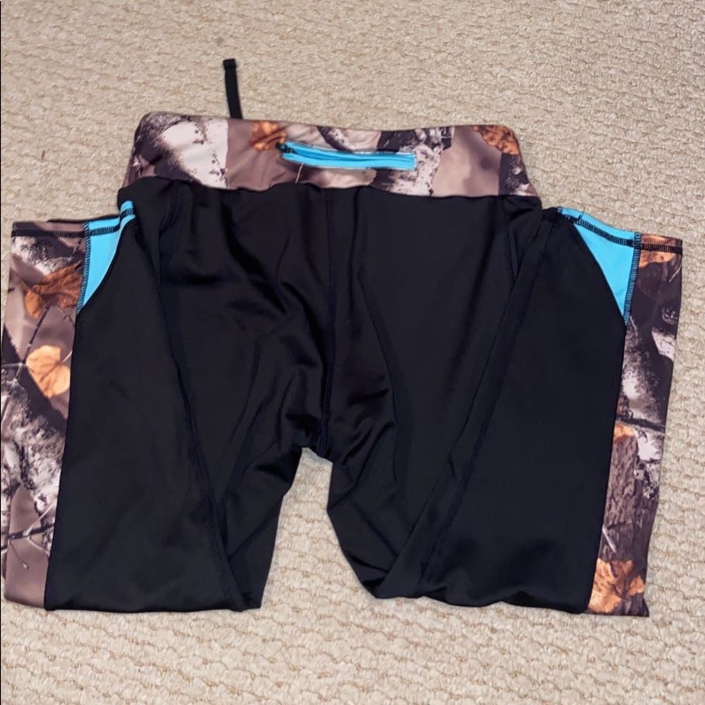 Legendary whitetails crop leggings